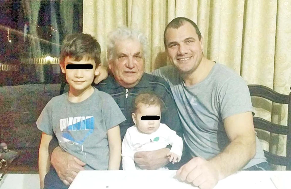 
    Ionuţ Iftimoaie,  cu tatăl Ion, fiul  Nicholas Ionuţ şi  cu fiica lui, Ioana    