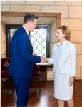 Majestatea Sa Margareta își reciclează ținutele, aici în compleu alb cu fir strălucitor jpg