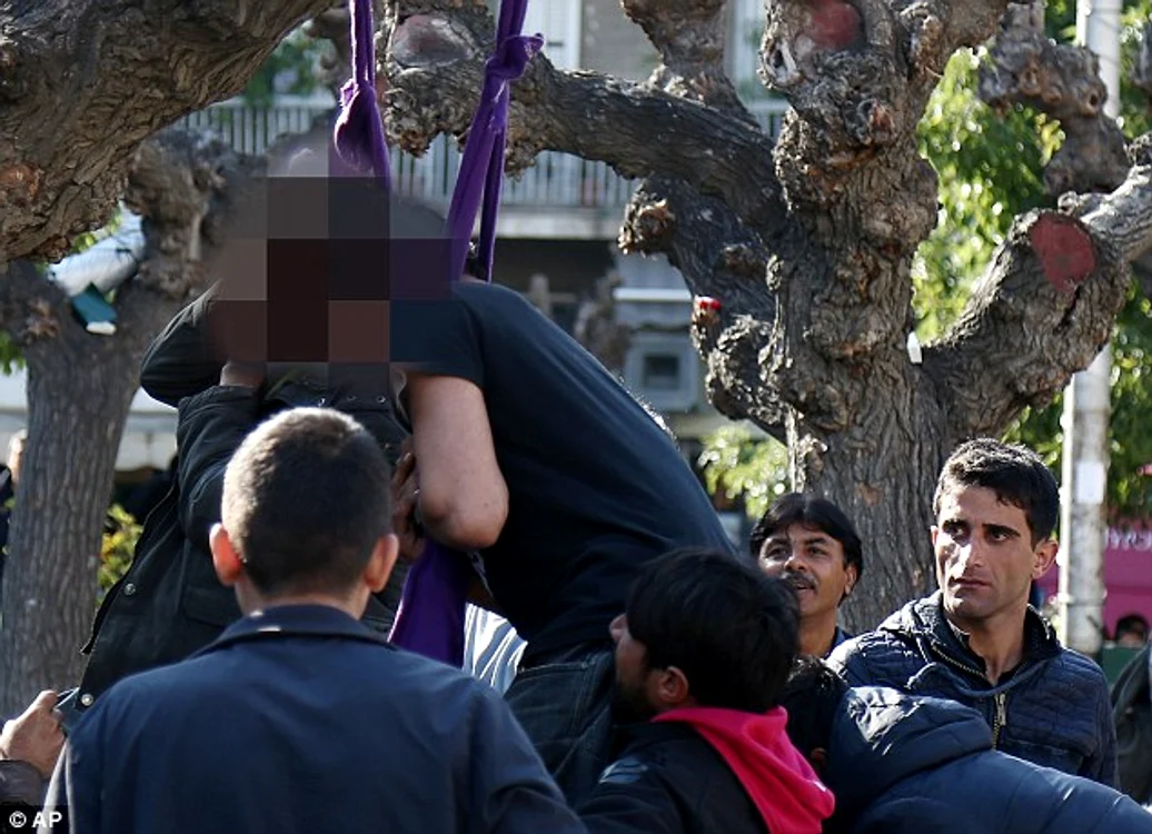 
    Un pakistanez a încercat să se spânzure în semn de protestFoto AP  