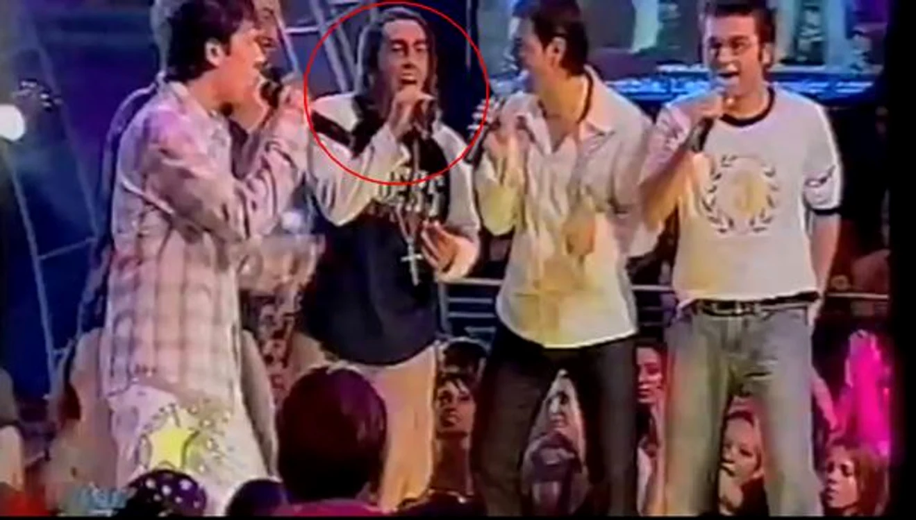 Alex Velea, în cerc, pe scena de la "Star Factory"