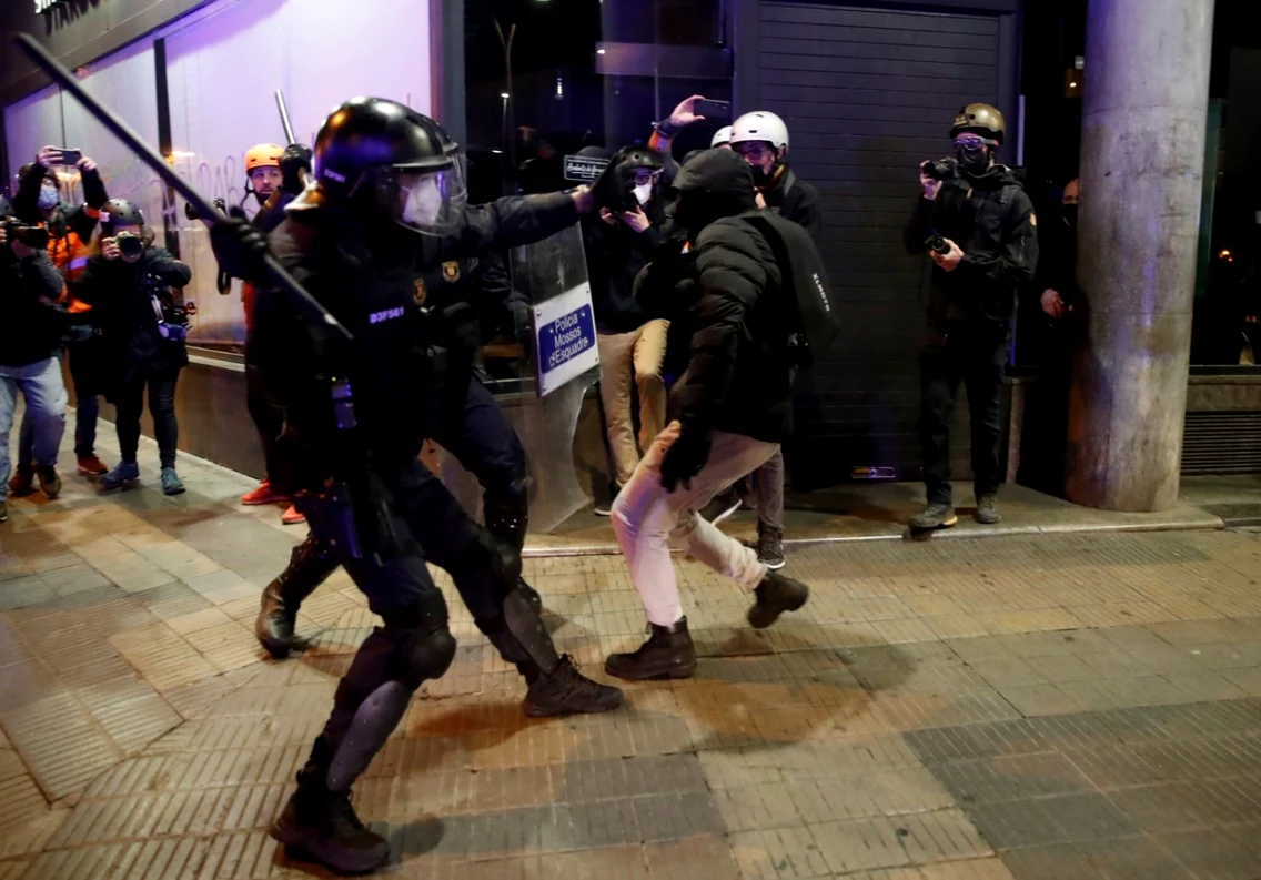 Proteste violenţe pentru eliberarea rapperului Pablo Hasel - Barcelona / 20 feb 2021 / FOTO EPA - EFE
