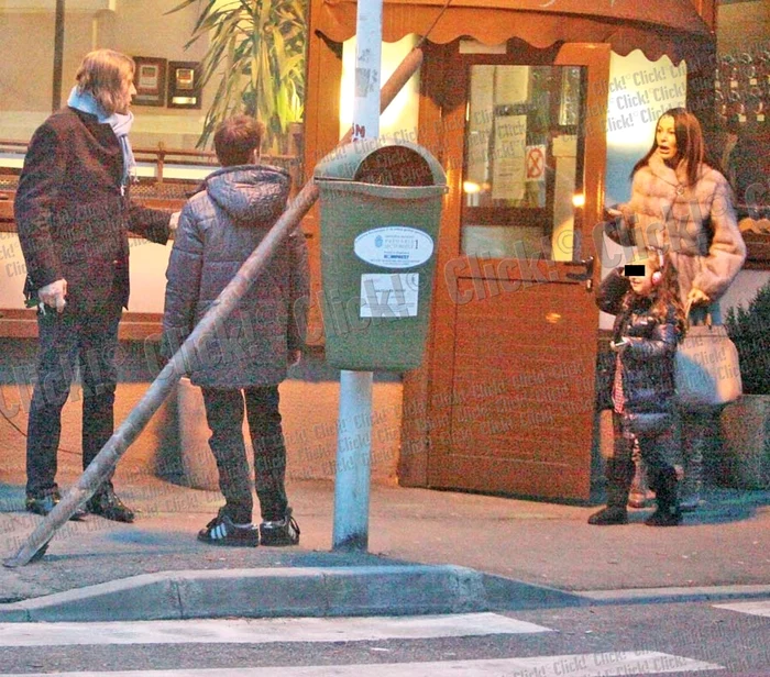 
    Brigitte a făcut circ la uşa restaurantului,  ţipând la Ilie că  i-a trântit fetiţei  uşa în cap  