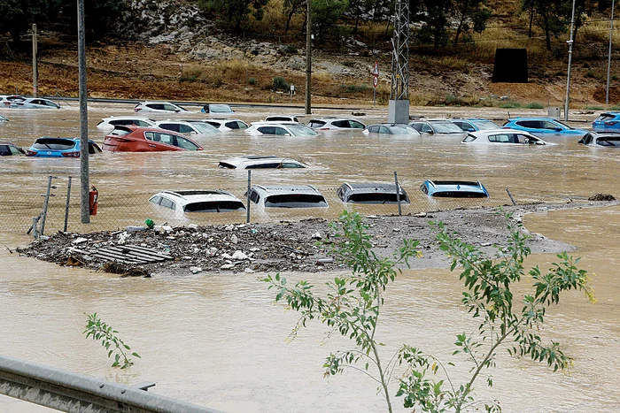 Maşinile au fost înghiţite de ape