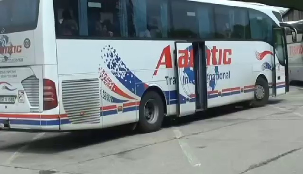 Șofer de autocar jefuit de 1.500 de euro în timp ce conducea. Banii ajunseseră în buzunarul unui călător „strângător” VIDEO