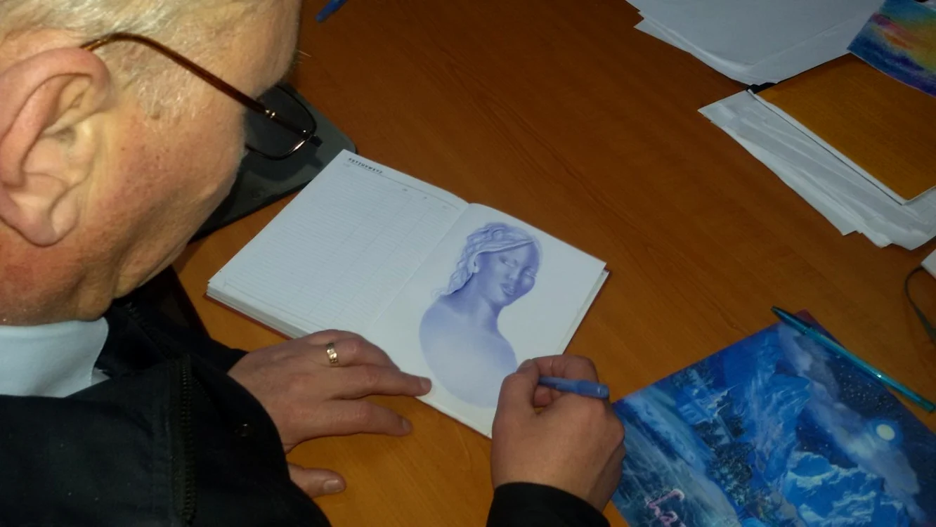 Colonelul Paul Ivanov realizează adevărate opere de artă cu pixul, desene care însumează milioane de puncte. Foto: Oana Cernat