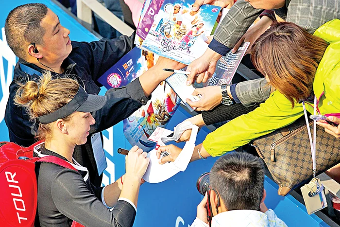 În China, Simona a fost asaltată de suporteri
