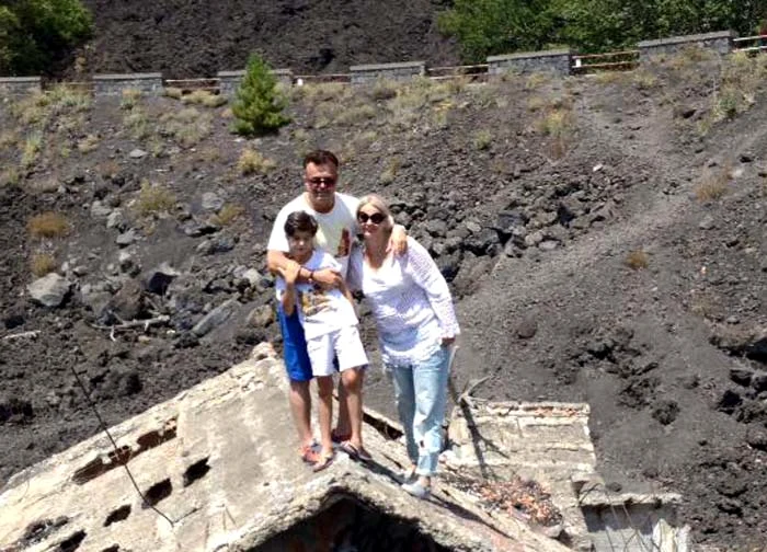 Cei trei au petrecut o frumoasă vacanţă în Siciliafoto: arhiva personală