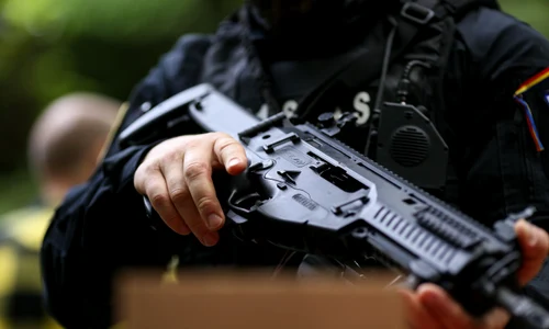 politie pistol arma shutterstock 1421714663 jpg