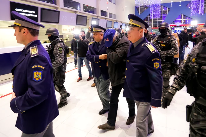 Iordanianul a fost condus sub escortă de către ofiţerii români Foto inquamfoto