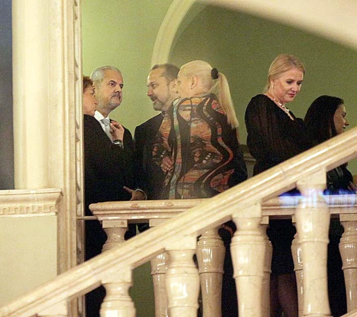 Dana şi Adrian Năstase se întreţin cu nişte cunoştinţe