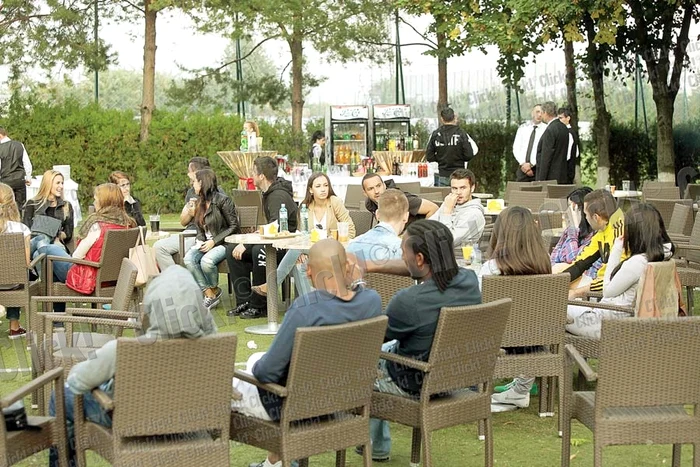 Jucătorii au făcut galerie şi au aplaudat fiecare reuşită a celor din teren (Fotografii: Sever Gheorghe)