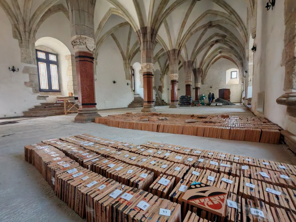 Restaurarea pardoselii „Sălii Cavalerilor” din Castelul Corvinilor (© Muzeul Castelul Corvinilor)