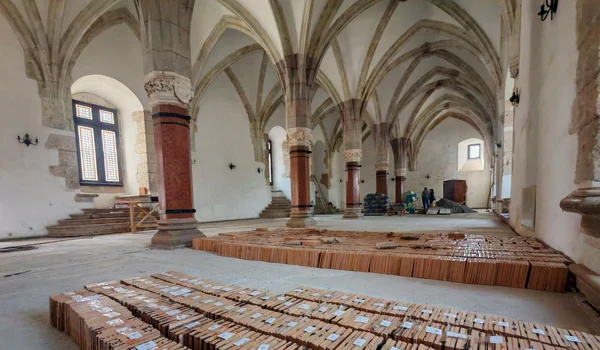 Restaurarea pardoselii „Sălii Cavalerilor” din Castelul Corvinilor (© Muzeul Castelul Corvinilor)