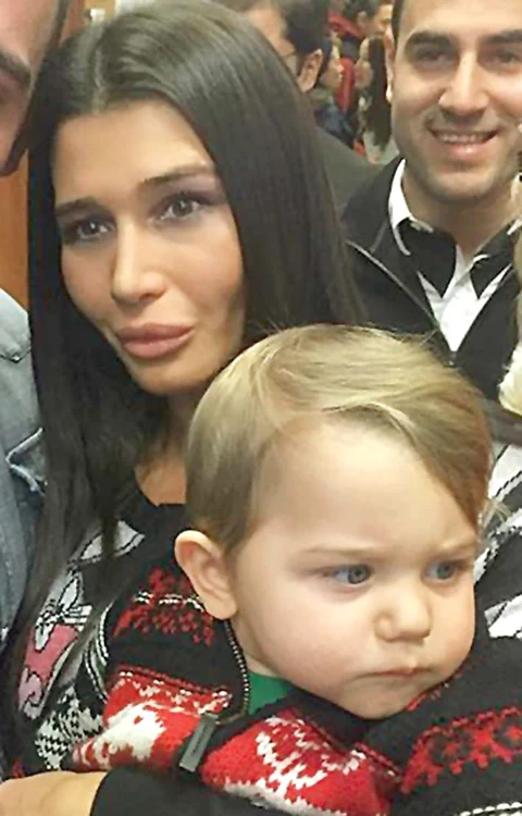 
    Elena şi Sofia ies din piaţa Dorobanţi, după ce au cumpărat câteva fructe  