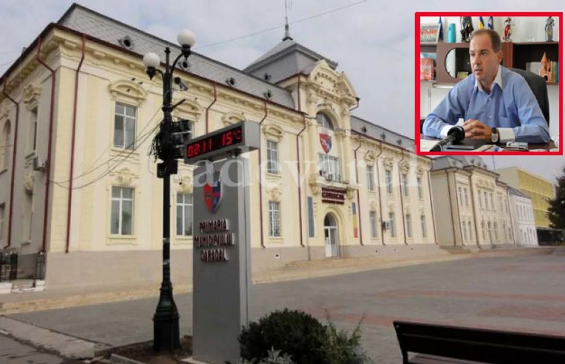Imagine cu sediul Primăriei Caracal şi Eduard Ciocăzanu  (FOTO: Mugurel Manea)