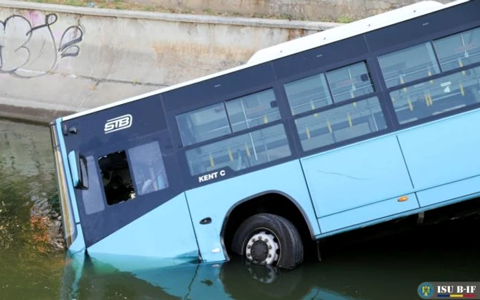 Un autobuz STB a căzut în Dâmboviţa FOTO ISU