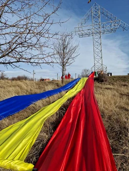 Tricolorul călător a plecat de la Gura Ocniței Foto: Victor Mihalache jpg