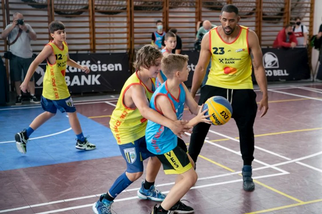 
    Benny a jucat baschet cu copiii  
