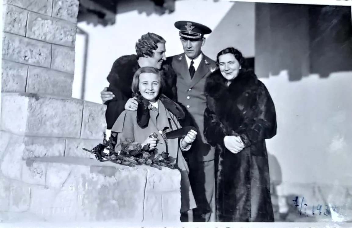 Anca Theodora Popp cu familia la Palatul Regal din Mamaia Arhivă personală