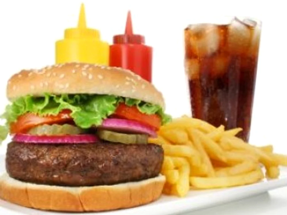 
    Hamburgerii şi cartofii prăjiţi dăunează calităţii spermei  
