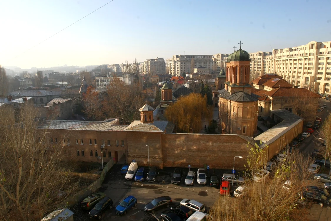 Mănăstirea Antim se află la adresa Strada Justiţiei, nr. 29, din Bucureşti şi este ascunsă între blocurile consruite în comunism