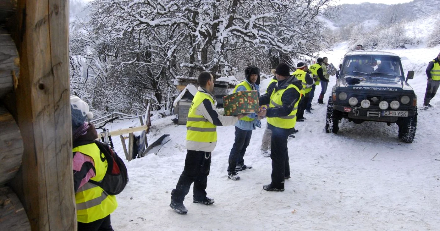 Sute de cadouri au fost împărţite, ieri, de voluntarii CERT