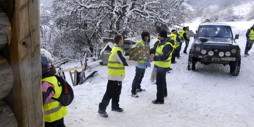 Sute de cadouri au fost împărţite, ieri, de voluntarii CERT