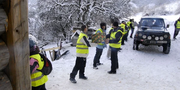 Sute de cadouri au fost împărţite, ieri, de voluntarii CERT