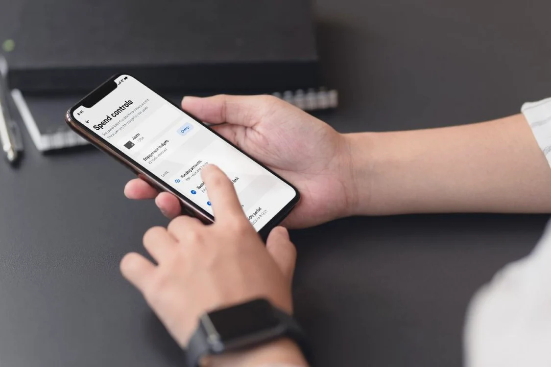 Aplicație a Revolut pe un telefon
