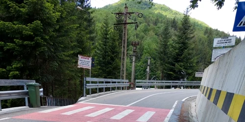 Bizara trecere de pietoni care se opreşte într-un zid de pe drumul Athosului românesc în Vâlcea - în prezent Foto Adrian Mihăilă