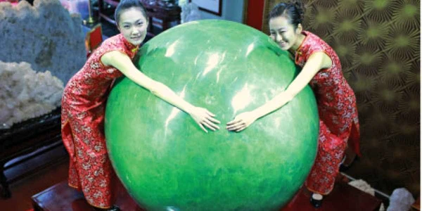 Fetele pozează cu cea mai mare „perlă“ din lume la un show în Wenchang, China