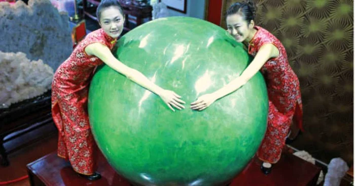 Fetele pozează cu cea mai mare „perlă“ din lume la un show în Wenchang, China