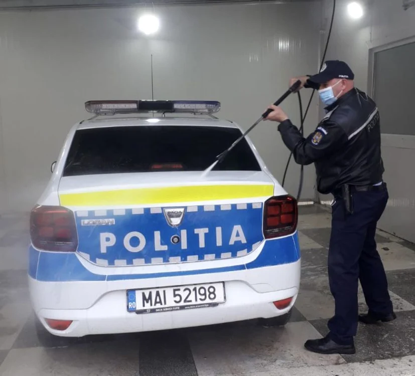 Europol: La finalul anului 2021, mai mulţi poliţişti au fost apostrofaţi de şefii lor pentru că au fost ,,prinşi în flagrant” cu autospecialele de poliţie murdare la exterior Foto: Facebook Europol