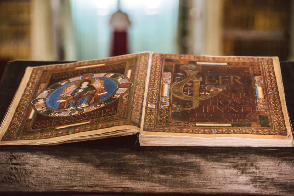 Copie a manuscrisului Codex Aureus FOTO Adevărul
