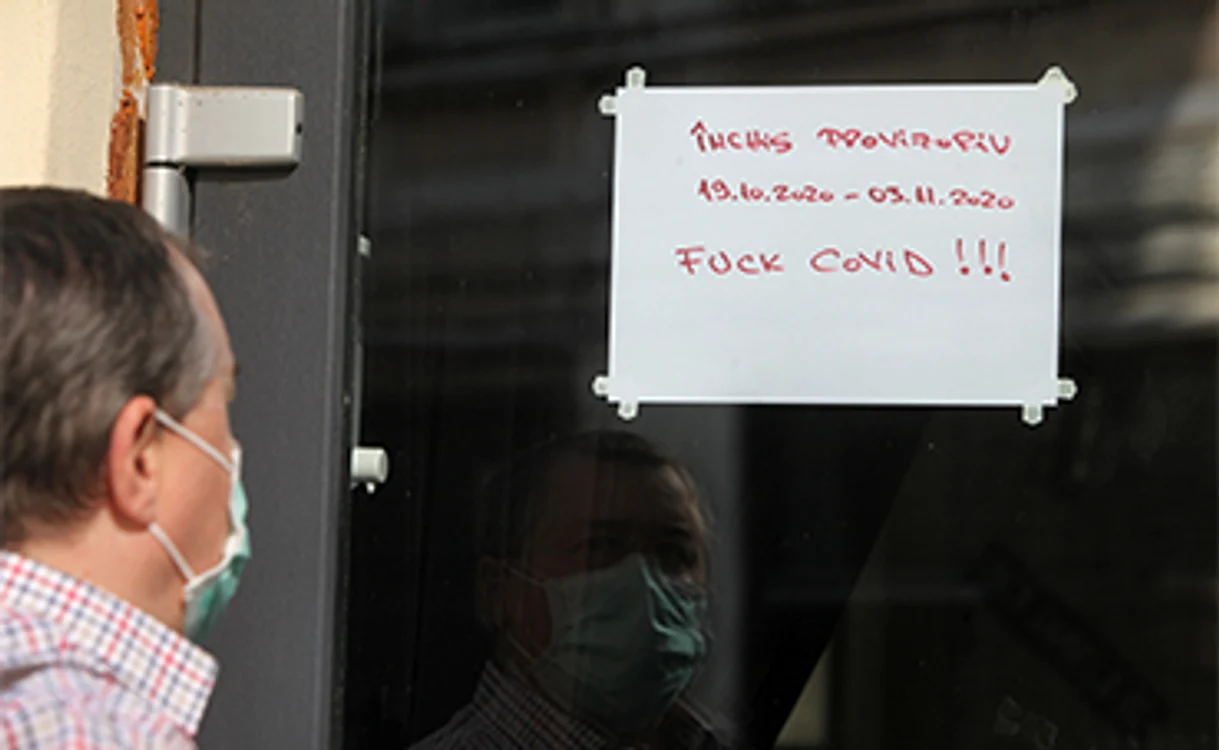 Pe uşile restaurantelor, unii administratori au lăsat mesaje la adresa virusului