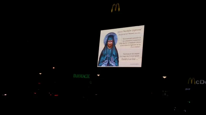 Panoul luminos din Piaţa Mihai Viteazul. FOTO: Dumitru-Cornel Vâlcu