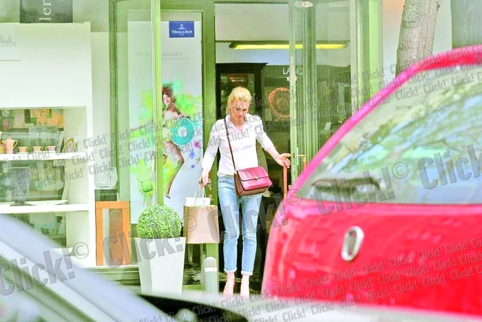 Cristina Rus a fost surprinsă la cumpărături şi a făcut furori în Centrul Capitalei