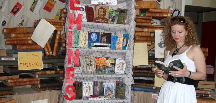 În holul bibliotecii a fost amenajată o expoziţie de carte