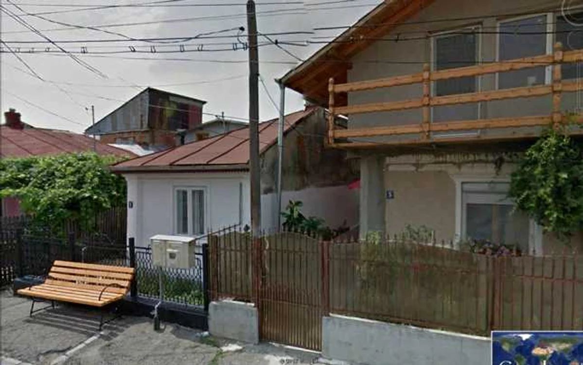 O casă de paiantă a fost distrusă în urma unui incendiu