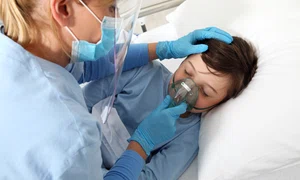 Copil cu mască de oxigen pe față - boala respiratorie FOTO Shutterstock 