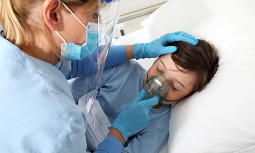 Copil cu mască de oxigen pe față - boala respiratorie FOTO Shutterstock 