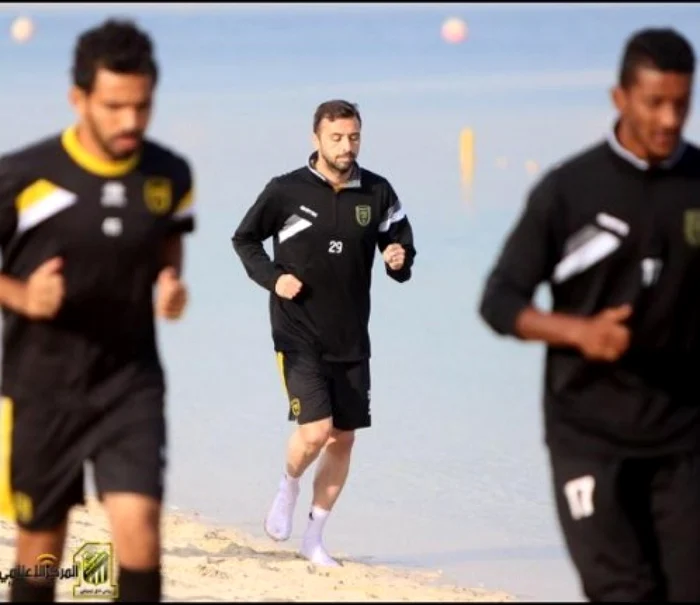 Lucian Sânmărtean (centru), mijlocaş legitimat la Al Ittihad FOTO Twitter