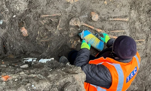 Necropolă medievală descoperită la Pitești (© Facebook / Cristian Gentea)