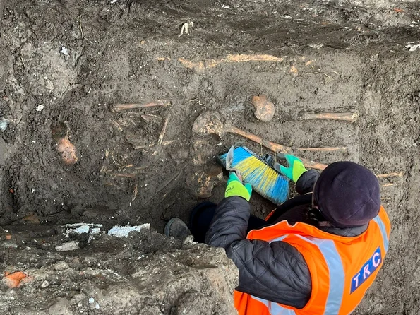 Necropolă medievală descoperită la Pitești (© Facebook / Cristian Gentea)