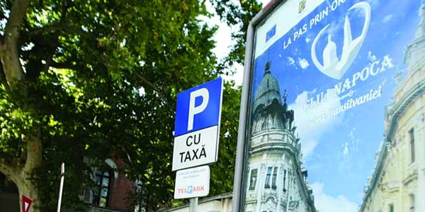 Afişul din faţa Muzeului Banatului îndeamnă timişorenii să viziteze Cluj-Napoca. Foto: Remus Runcan