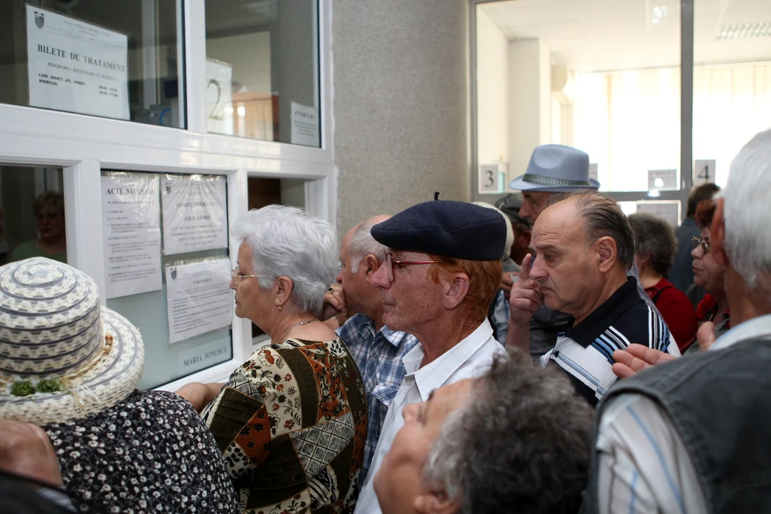 Pensionarii fac cozi la ghișee ca să afle ce se întâmplă cu dosarele lor