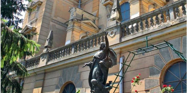 Catedrala catolică din Oradea,  un edificiu impunător   