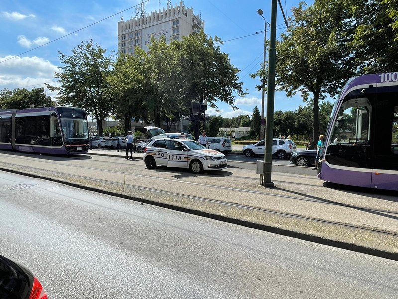 Pasageră într-un tramvai din Timișoara, rănită. Bara de susținere s-a rupt, iar femeia a căzut 