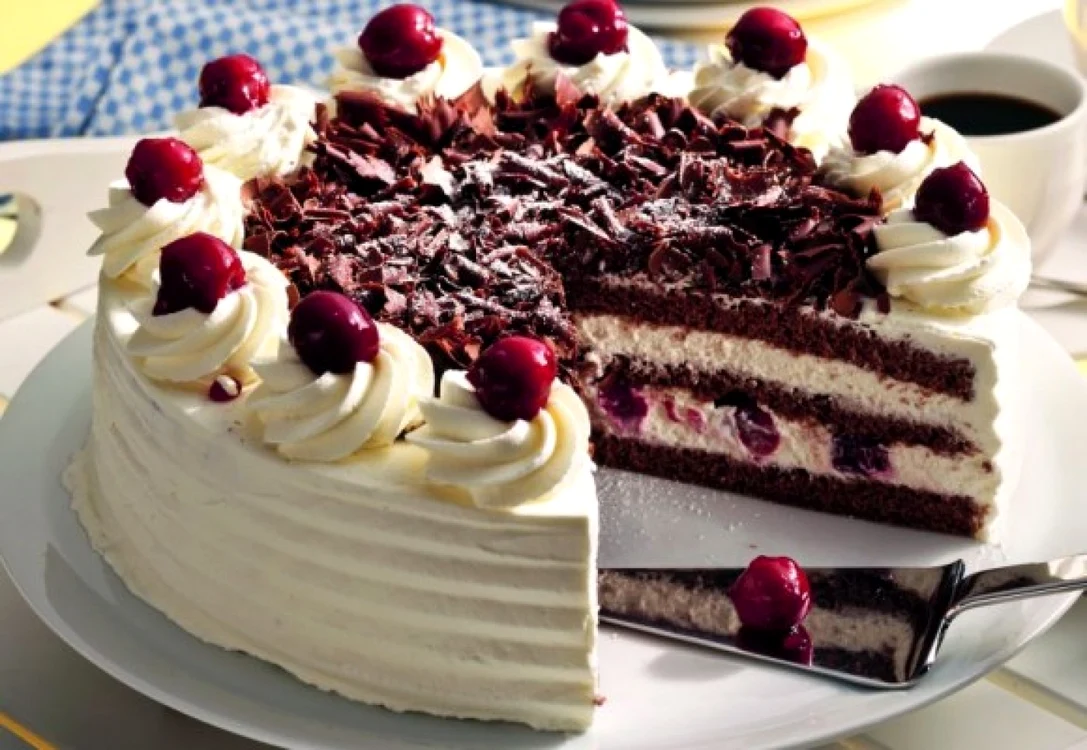 Răsfaţă-te cu o felie de tort cu vişine şi ciocolată albă!