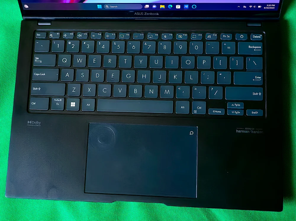Asus Zenbook Pro 14 OLED  tastatură și touchpad.